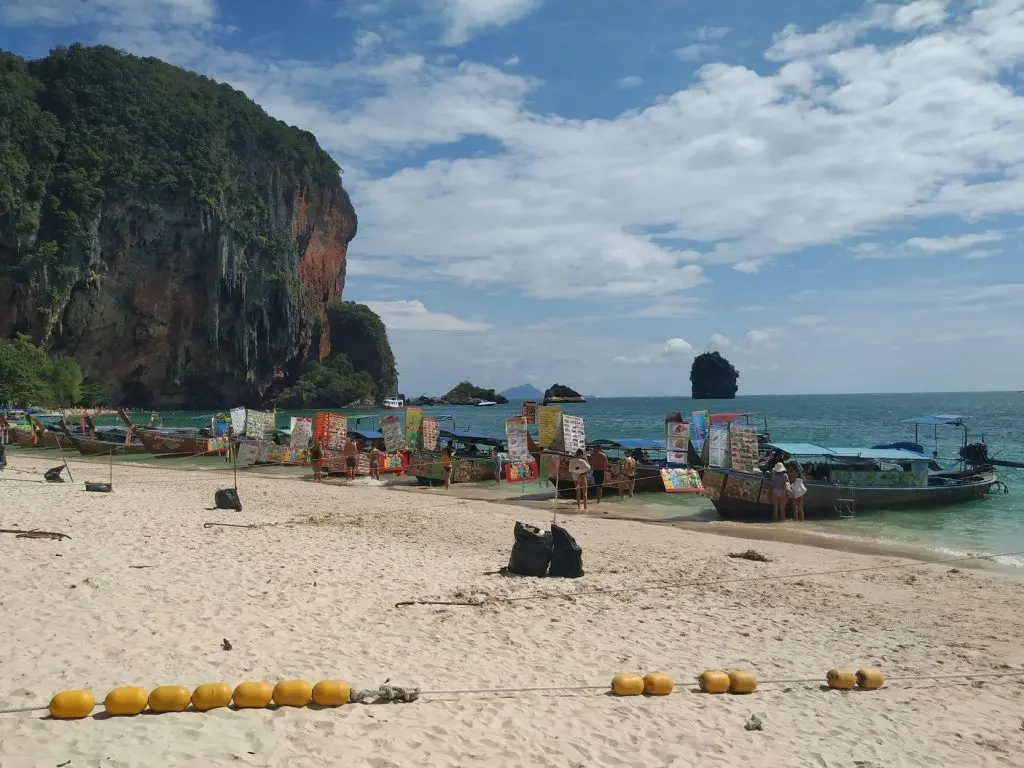 comer en la playa en rai leh