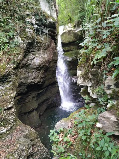 Qué ver en Eslovenia en 7 días foto cascada kozjak