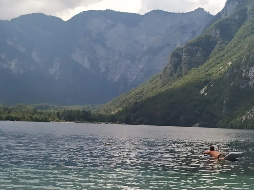 Qué ver en Eslovenia en 7 días baño lago bohinj