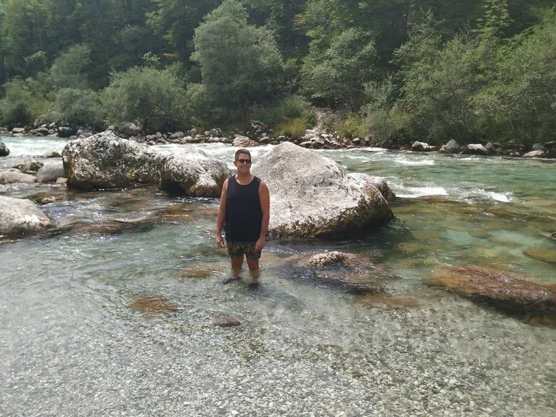 Qué ver en Eslovenia en 7 días baño en el rio kozjak