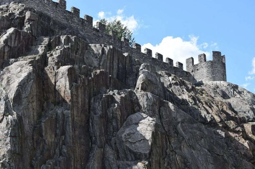 Fotografía de la muralla en Bellinzona