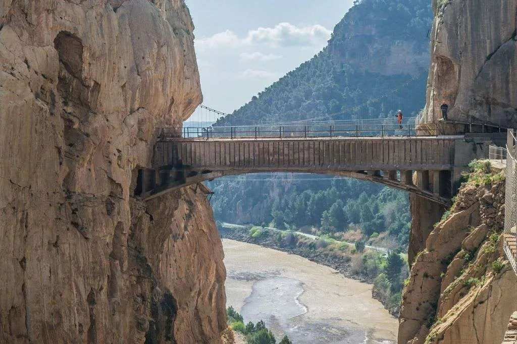 Espectacular paso en el caminito del Rey