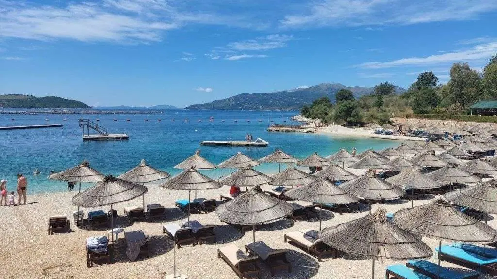 donde dormir en la riviera albanesa himare