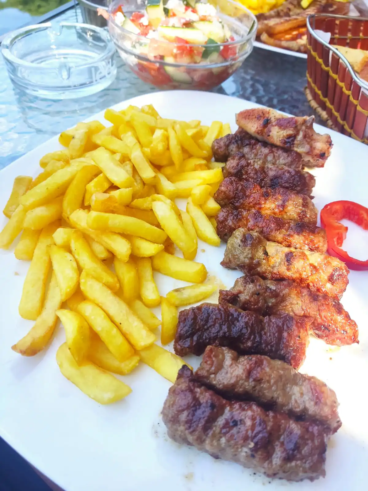 carne a la brasa en la cascada Trebizat