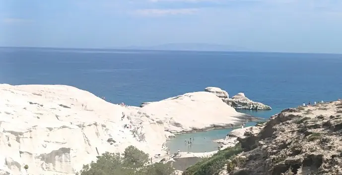 donde dormir en milos sakariniko
