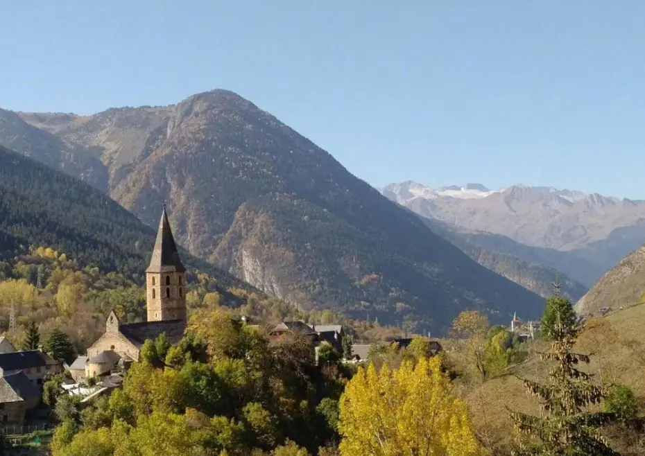 Vista general del pueblo de Salardú en el Valle de Arán.